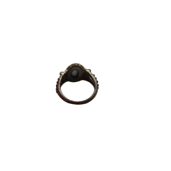 Ovaler Edelsteinring